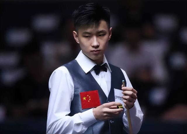 输掉国家德比后，河床球员萨拉斯用拳击打场内拍照的一名人员